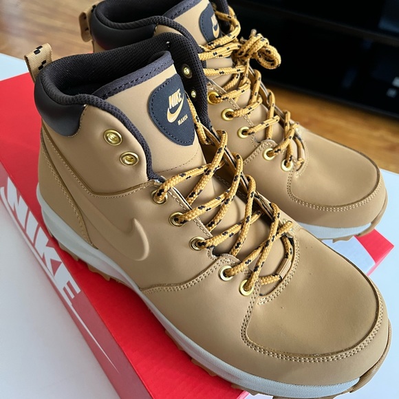 Brand new Nike Manila Leather Boots. Its never worn and in perfect condition - Picture 6 of 6